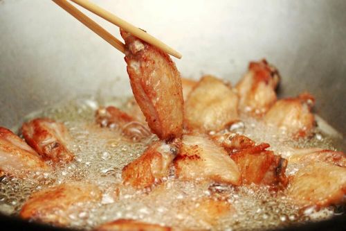 Cách làm cánh gà chiên sốt mặn ngọt cả nhà đều mê