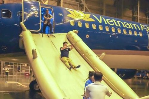 Hơn 300 người diễn tập thoát hiểm khẩn cấp trên máy bay của Vietnam Airlines