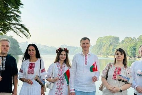 Bè bạn quốc tế hòa cùng không khí kỷ niệm 70 năm Ngày Giải phóng Thủ đô