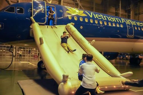 Tình huống thoát hiểm khẩn cấp cho hành khách khi máy bay gặp sự cố