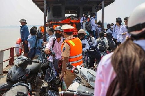 CSGT kiểm tra đột xuất các chuyến phà chở học sinh qua sông