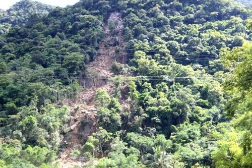 Thanh Hóa: 8 hộ dân mất nhà do lở núi