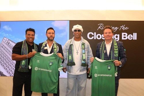 Ronaldinho làm chủ đội bóng ở Mỹ