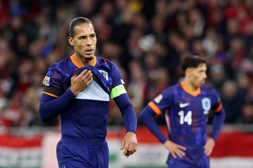 Van Dijk nhận thẻ đỏ, fan phấn khích