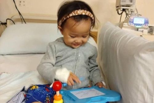 Bé gái 19 tháng tuổi đã mắc ung thư giai đoạn 3