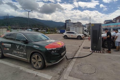 Đoàn xe VF 8 chinh phục Tây Tạng bắt đầu sạc điện tại Trung Quốc