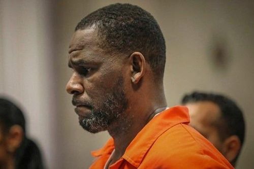Con gái tố R. Kelly xâm hại tình dục