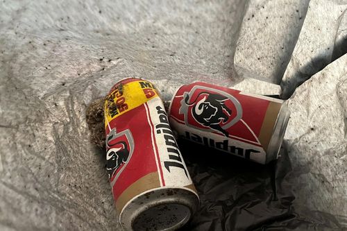 Nghĩ gì về tác phẩm nghệ thuật hình lon bia bị vứt nhầm