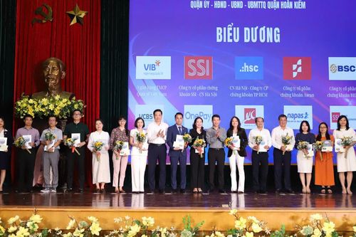 Quận Hoàn Kiếm gặp mặt, biểu dương các doanh nghiệp tiêu biểu năm 2024