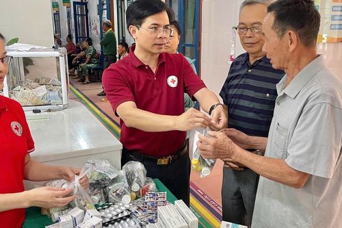 Sơn La: khám và cấp phát thuốc miễn phí cho người cao tuổi