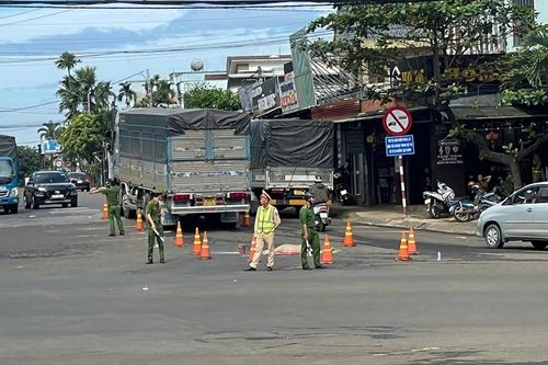Gia Lai: đi bộ sang đường, một phụ nữ bị ô tô tông tử vong
