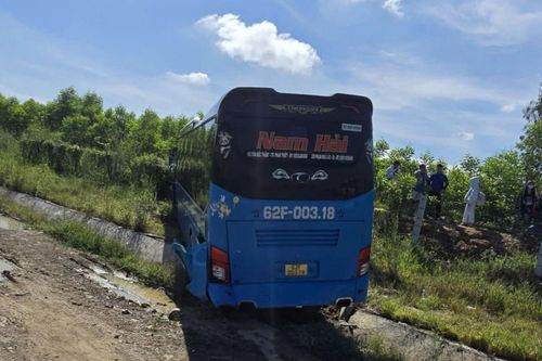 Xe khách tông xe tải trên cao tốc, 4 người bị thương
