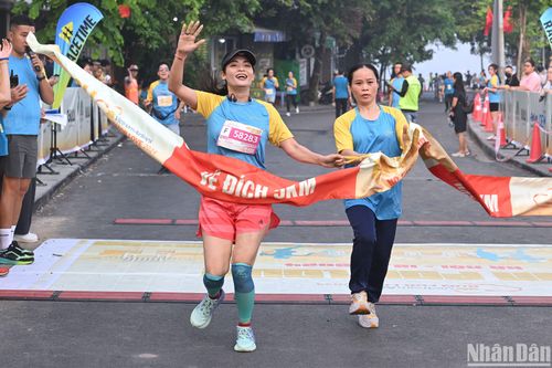 Hơn 300 vận động viên khiếm thị chạy quanh Hồ Tây