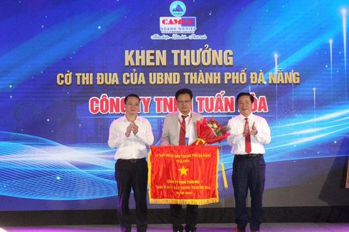 Chủ tịch UBND TP Đà Nẵng khen thưởng 4 tập thể xuất sắc thuộc Hội Doanh nghiệp Q.Cẩm Lệ