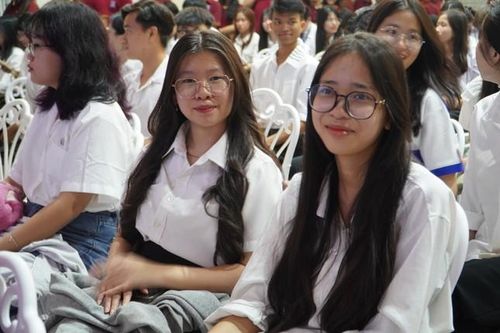 Trao nhiều suất học bổng Vừ A Dính cho các bạn tân sinh viên