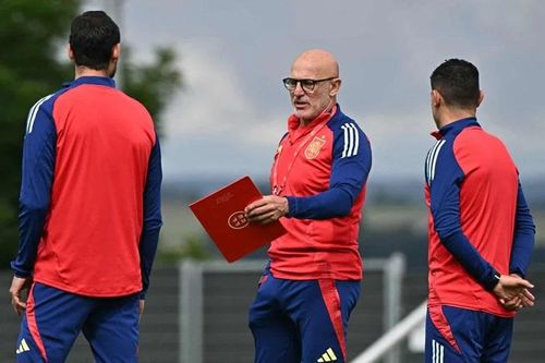 De la Fuente: 'Bảo vệ cầu thủ là trách nhiệm của CLB'