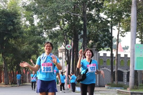 Hơn 300 phụ nữ đi bộ góp kinh phí chăm lo trẻ mồ côi, phụ nữ khó khăn