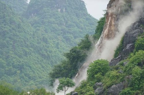 Quảng Bình: Di dời hàng trăm hộ dân, phá nổ khối đá 300 tấn