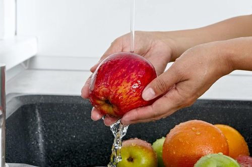 Rửa trái cây có loại bỏ được thuốc trừ sâu?
