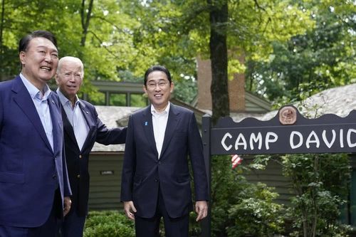 Tổng thống Mỹ Biden đề xuất tổ chức hội nghị thượng đỉnh với 2 quốc gia Đông Bắc Á trên 'tinh thần Trại David'
