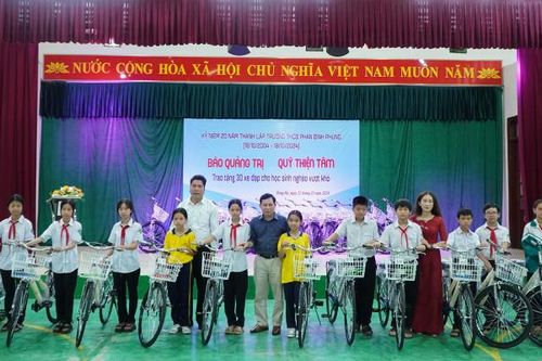 Báo Quảng Trị trao tặng 30 xe đạp cho học sinh có hoàn cảnh khó khăn