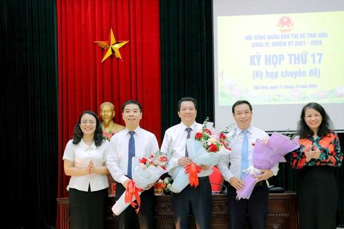 Phó giám đốc sở Tư pháp được bầu làm Chủ tịch UBND thị xã Thái Hòa