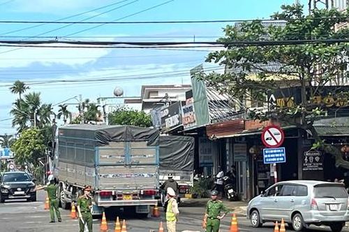 Đi bộ qua đường, người phụ nữ bị ô tô tải cán tử vong