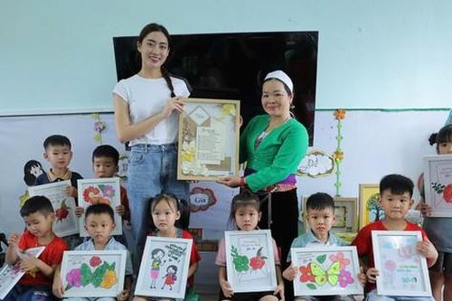Hình ảnh học trò lục cơm nguội lót dạ trước giờ lên lớp và hành trình 'Tủ bánh mì 0 đồng'