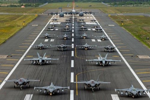 Hơn 100 máy bay chiến đấu NATO phô diễn sức mạnh trên bầu trời châu Âu