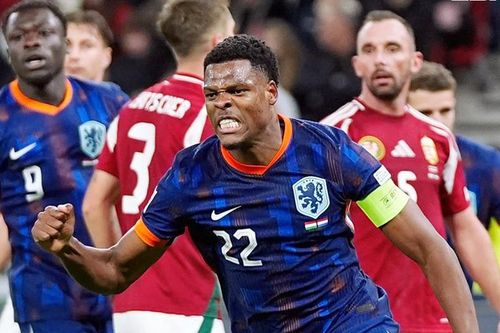 Van Dijk bị đuổi, Hà Lan thoát thua trước Hungary