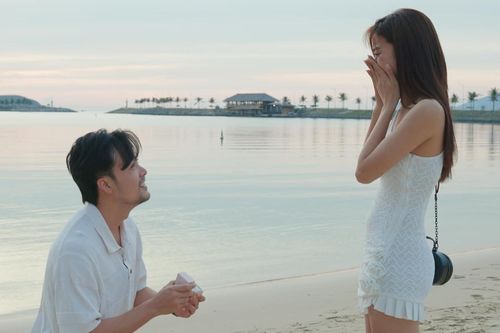 Anh Đào 'Gặp em ngày nắng' bật khóc khi bạn trai bất ngờ cầu hôn