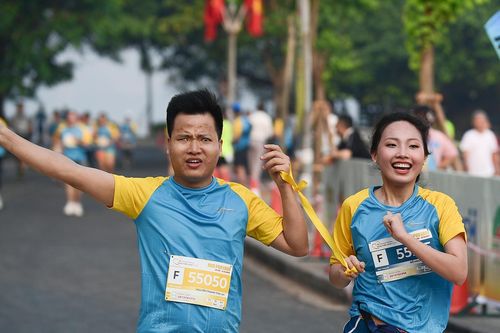 Gần 300 VĐV khiếm thị trổ tài chạy marathon quanh hồ Tây
