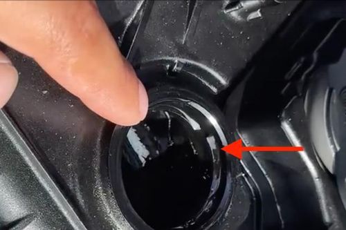 Thợ suýt làm cháy xe Toyota của khách vì thao tác thay dầu đơn giản