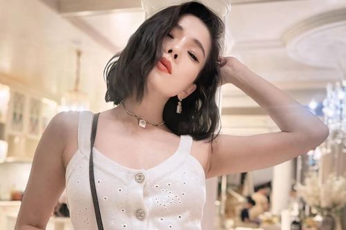 Trương Ngọc Ánh U50 rạng rỡ, Lệ Quyên sexy trong biệt thự triệu đô
