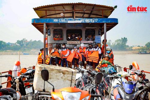 Học sinh xã đảo duy nhất của Thủ đô ngày ngày đi học bằng phà qua sông