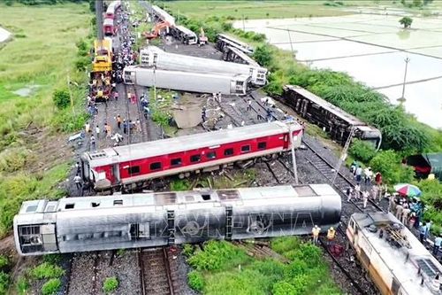 Tai nạn đường sắt nghiêm trọng tại Ấn Độ, 12 toa tàu bị trật đường ray