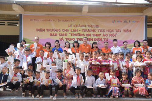 Tập đoàn FPT và Quỹ Hy Vọng tổ chức chương trình 'FPT chắp cánh ước mơ' tại Mường Lát