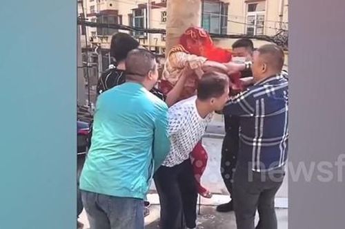 Clip: Cô dâu khóc lóc khi bị bạn của chú rể trói vào cột điện