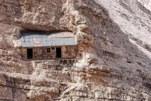 2 ngôi nhà 'cô đơn nhất thế giới': Nằm ở vị trí hiểm hóc bậc nhất, đường lên không dành cho người yếu tim