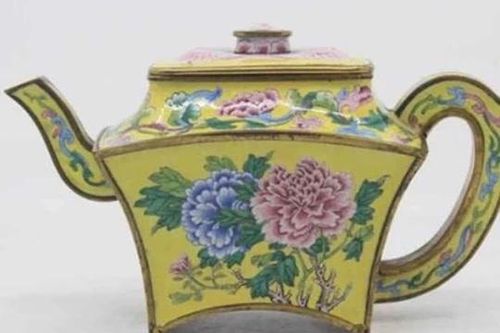 'Vứt xó' chiếc bình sứ trong nhiều năm, người đàn ông 'đổi đời' khi được trả giá 11 tỷ đồng