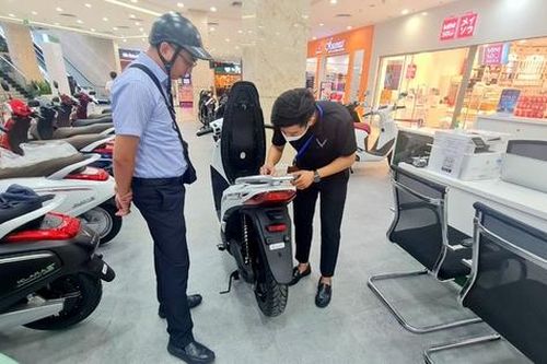 Xe máy truyền thống giảm sâu trước làn sóng xe điện