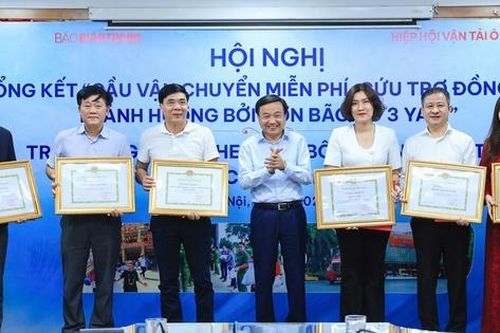 Chung tay lập cầu vận chuyển hàng cứu trợ đồng bào vùng bão lũ