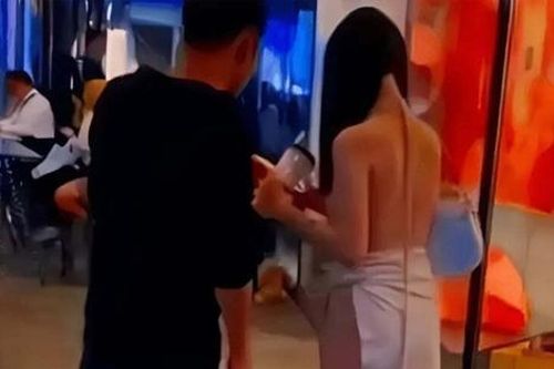 Cô gái diện váy hở lưng gây sốc như 'thú cưng bị buộc dây', bí quyết để tránh phản cảm