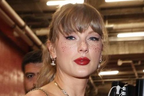 Xu hướng mới từ Taylor Swift, gây bão với miếng dán tàn nhang giả