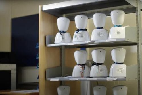 Một công ty sản xuất robot đi học thay trẻ em, chi phí rẻ bất ngờ