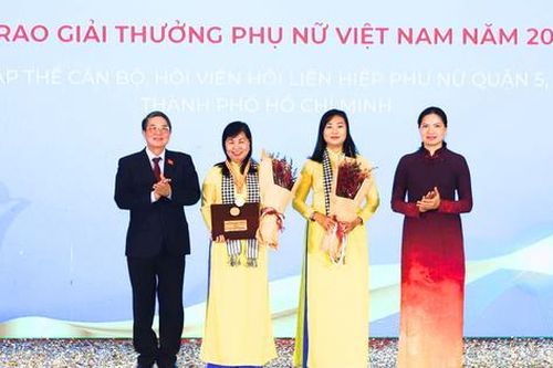 Hình ảnh trao Giải thưởng Phụ nữ Việt Nam 2024 cho 4 tập thể và 11 cá nhân