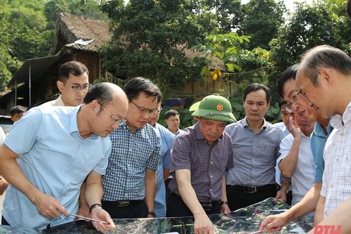 Phó Bí thư Thường trực Tỉnh ủy Lại Thế Nguyên khảo sát phương án thực hiện dự án Đường giao thông kết nối liên vùng