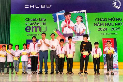 Trao học bổng và quà tặng cho học sinh có hoàn cảnh đặc biệt, khó khăn ở Nga Sơn