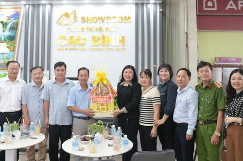 Bí thư Huyện ủy Châu Thành thăm, chúc mừng Ngày Doanh nhân Việt Nam