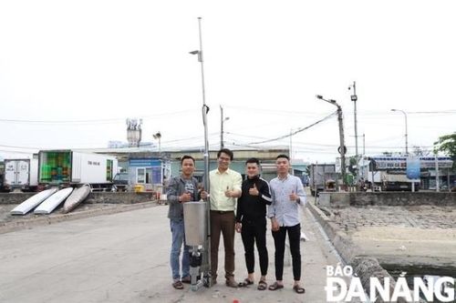 Sinh viên nghiên cứu thiết bị thu gom rác mặt nước